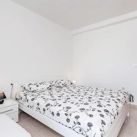 2 Bedroom Gorgeous In Barbat Apartment