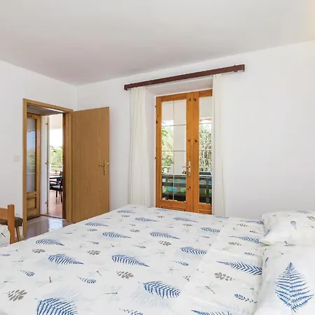 Apartment 2 Bedroom Gorgeous In Barbat *