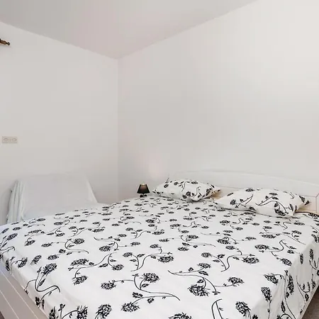 2 Bedroom Gorgeous In Barbat Apartment Barbat na Rabu