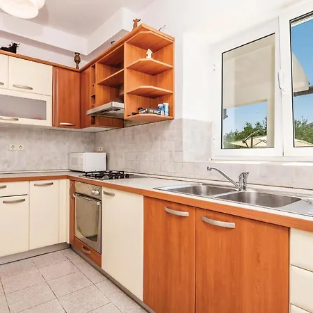 2 Bedroom Gorgeous In Barbat Apartment *