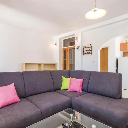 2 Bedroom Gorgeous In Barbat *