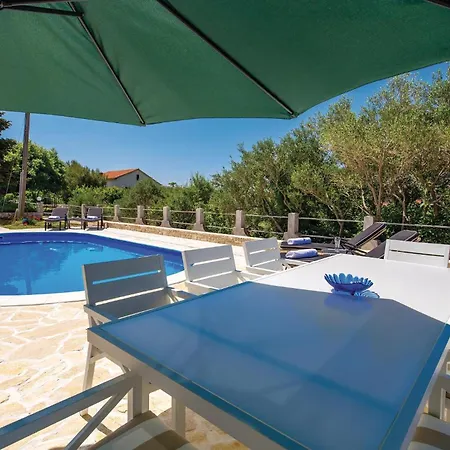 2 Bedroom Gorgeous In Barbat