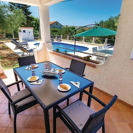 Apartment 2 Bedroom Gorgeous In Barbat