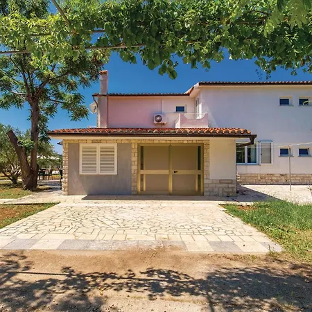 2 Bedroom Gorgeous In Barbat