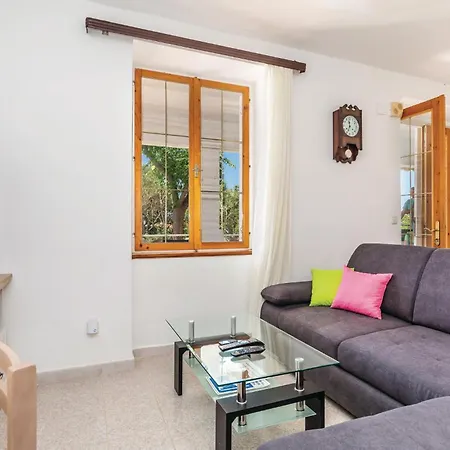 2 Bedroom Gorgeous In Barbat Apartment *