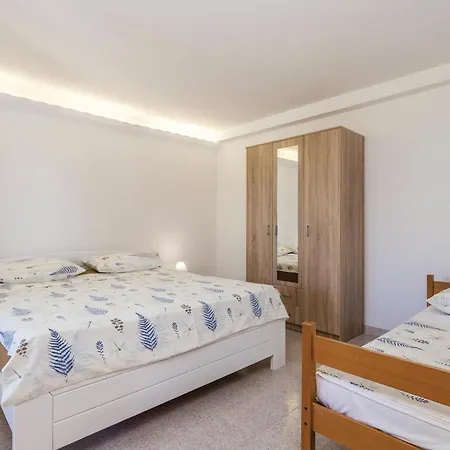 Apartment 2 Bedroom Gorgeous In Barbat Barbat na Rabu