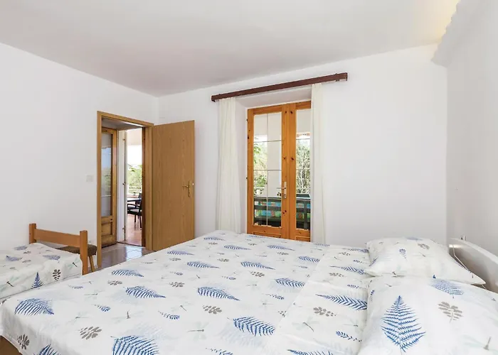 Daire 2 Bedroom Gorgeous In Barbat *